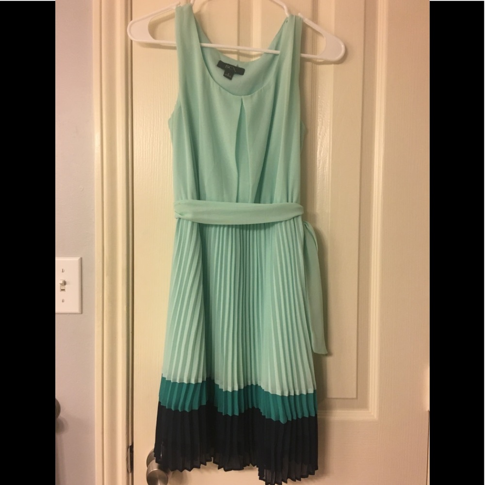 Pretty dress with pleated skirt and belt